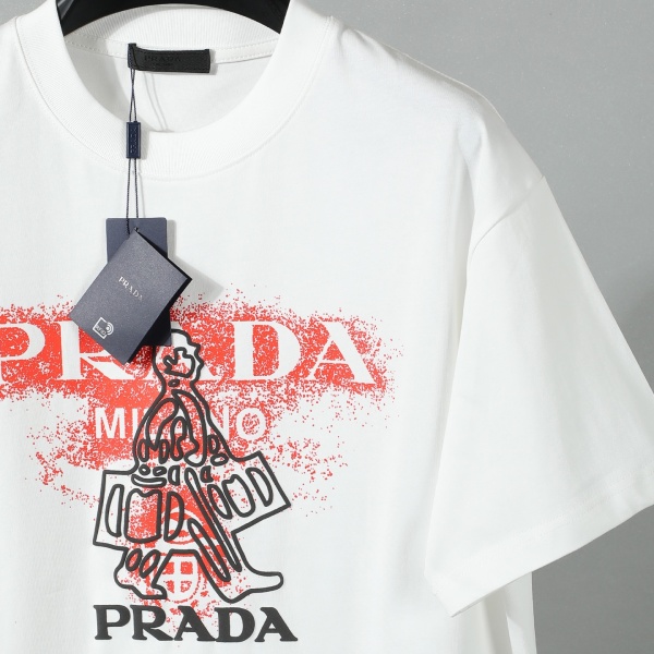 プラダ コピー 半袖Tシャツ 早春新作 胸ポケット金具付き PRADA 軽奢主義 男女ユニセックス 通勤必須アイテム 正規版 比較歓迎