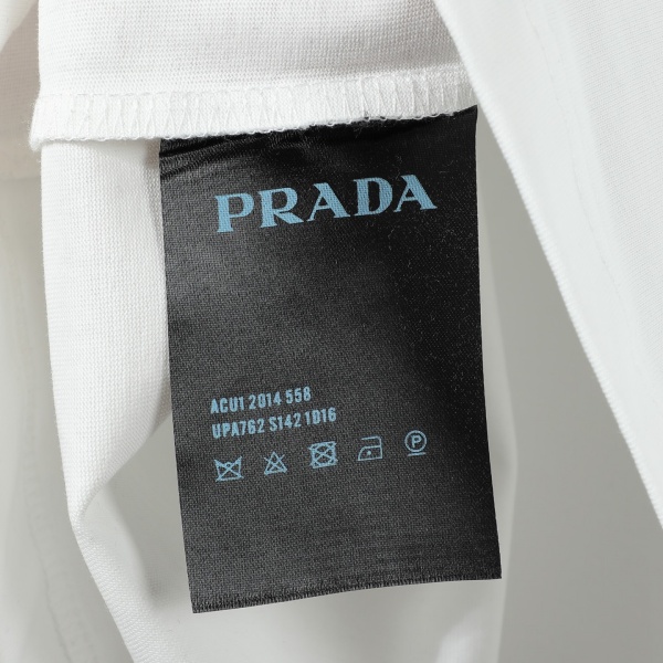 プラダ コピー 半袖Tシャツ 早春新作 胸ポケット金具付き PRADA 軽奢主義 男女ユニセックス 通勤必須アイテム 正規版 比較歓迎