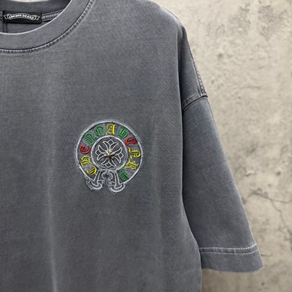 CHROME HEARTS クロムハーツ 2026新作 メンズ 半袖Tシャツ ヴィンテージウォッシュ クロスロゴ 刺繍 グラフィック オーバーサイズ  【商品説明】