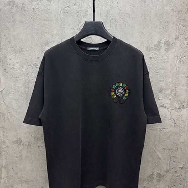 CHROME HEARTS クロムハーツ 2026新作 メンズ 半袖Tシャツ ヴィンテージウォッシュ クロスロゴ 刺繍 グラフィック オーバーサイズ  【商品説明】
