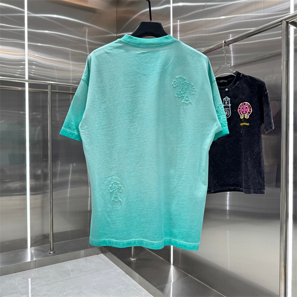 ライトブルー 半袖Tシャツ Chrome Hearts クロスパッチ装飾 クロムハーツ コピー 胸元ワンポイント クルーネック バックロゴ刺繍