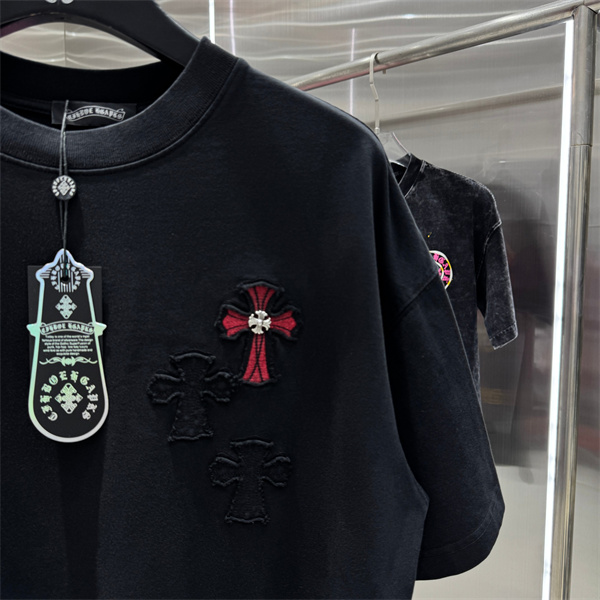 ブラックウォッシュ 半袖Tシャツ Chrome Hearts クロスパッチ装飾 クロムハーツ コピー レッドクロス 胸元ワンポイント バックロゴ
