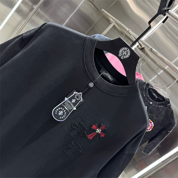 ブラックウォッシュ 半袖Tシャツ Chrome Hearts クロスパッチ装飾 クロムハーツ コピー レッドクロス 胸元ワンポイント バックロゴ