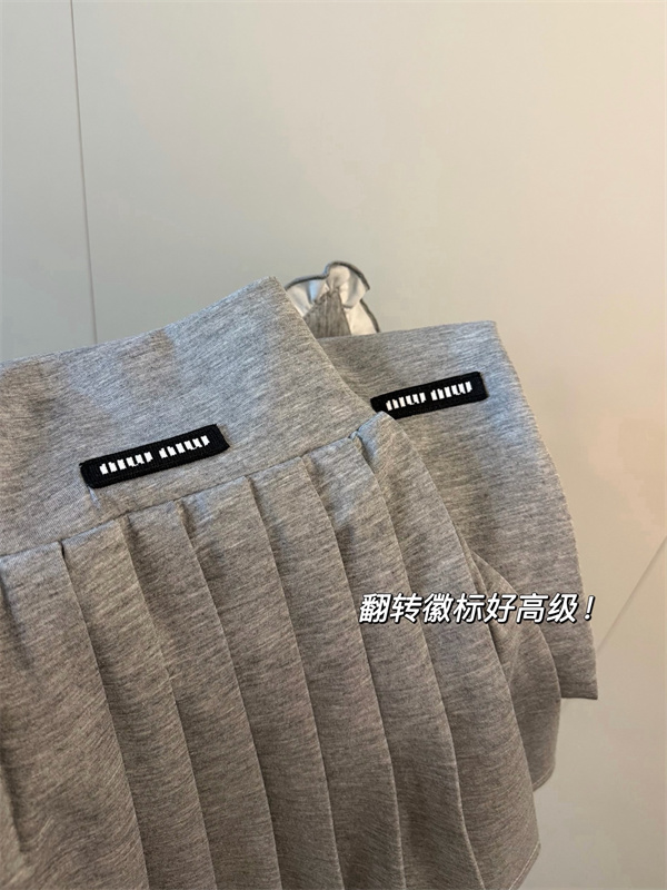 フリルカラー 半袖トップス Miu Miu グレーセット ミュウミュウ コピー プリーツスカート ロゴラベル ガーリーコーデ