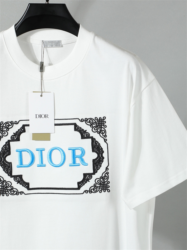  ホワイト 半袖Tシャツ DIOR ブルーロゴ刺繍 ディオール コピー ブラックフレーム装飾 クルーネック 無地バックデザイン