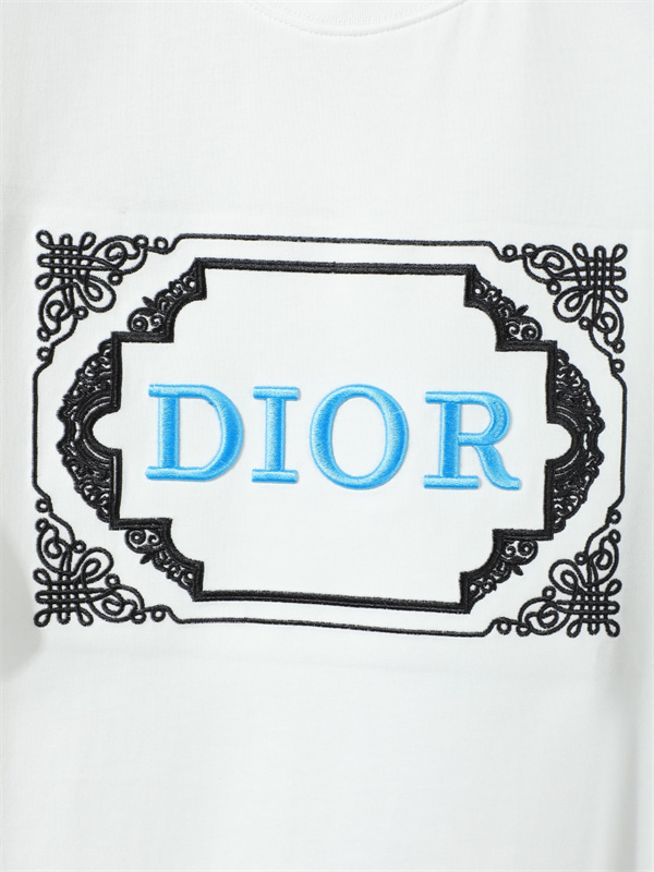  ホワイト 半袖Tシャツ DIOR ブルーロゴ刺繍 ディオール コピー ブラックフレーム装飾 クルーネック 無地バックデザイン