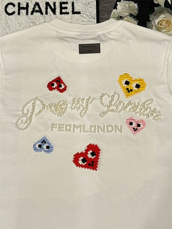 ワイト 半袖Tシャツ BALENCIAGA ハートワッペン バレンシアガ コピー カラフル装飾 クルーネック バックロゴデザイン