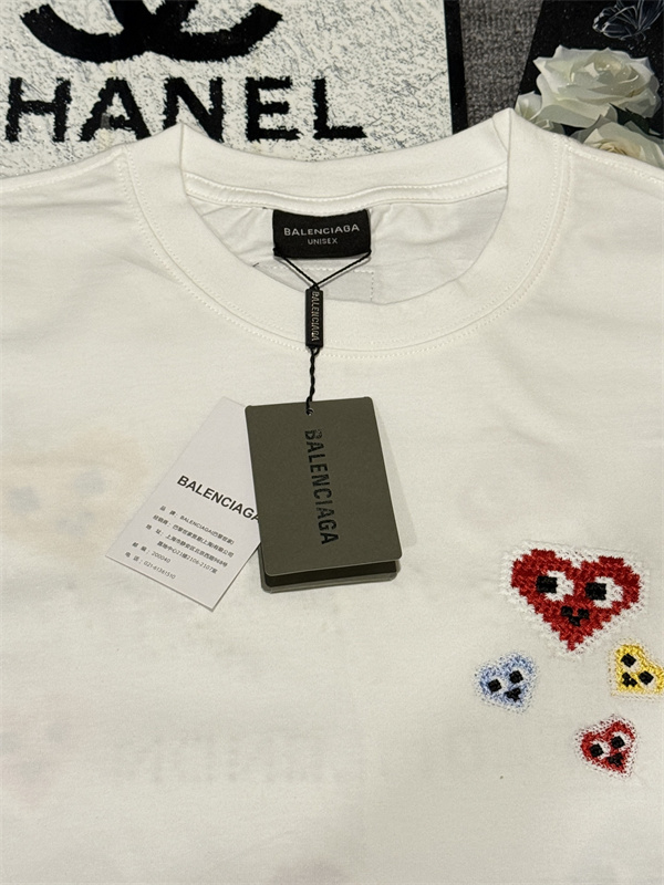 ワイト 半袖Tシャツ BALENCIAGA ハートワッペン バレンシアガ コピー カラフル装飾 クルーネック バックロゴデザイン