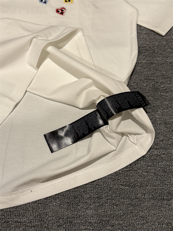 ワイト 半袖Tシャツ BALENCIAGA ハートワッペン バレンシアガ コピー カラフル装飾 クルーネック バックロゴデザイン