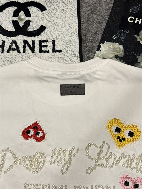 ワイト 半袖Tシャツ BALENCIAGA ハートワッペン バレンシアガ コピー カラフル装飾 クルーネック バックロゴデザイン