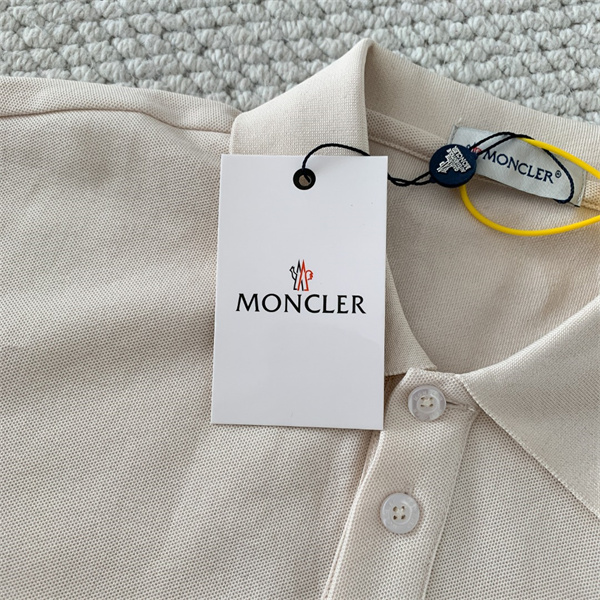 ベージュ ポロシャツ MONCLER 胸元Mワッペン モンクレール コピー 袖ロゴパッチ 半袖 襟付き ボタンデザイン