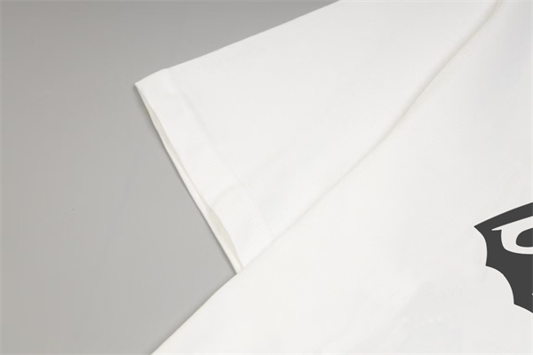 ホワイト 半袖Tシャツ MONCLER プリント モンクレール コピー 袖ロゴワッペン クルーネック ブラックグラフィック