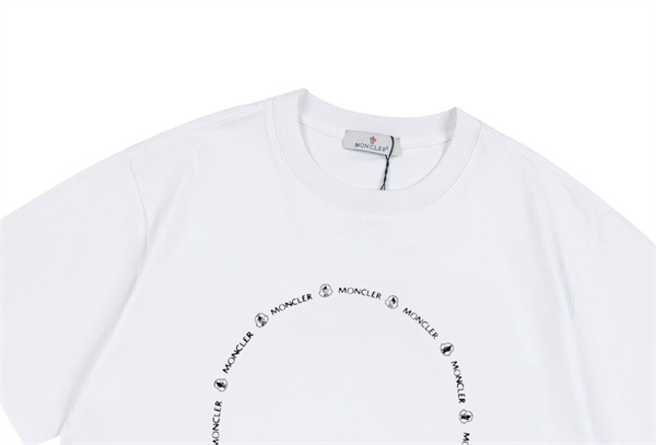 ブラック ホワイト 半袖Tシャツ MONCLER アウトラインロゴ モンクレール コピー 袖ワッペン クルーネック ブラックラインプリント