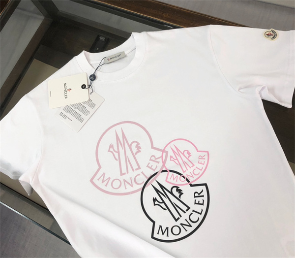 ホワイト 半袖Tシャツ MONCLER ハートロゴプリント モンクレール コピー 袖ワッペン クルーネック ピンクブラック グラフィック