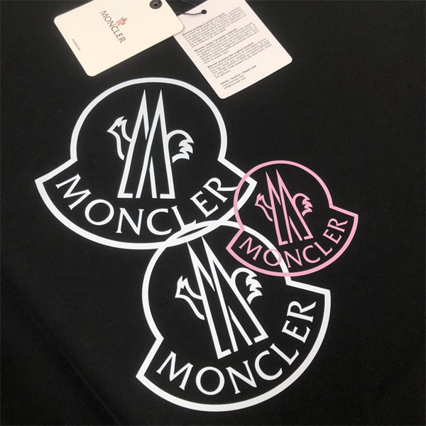 ホワイト 半袖Tシャツ MONCLER ハートロゴプリント モンクレール コピー 袖ワッペン クルーネック ピンクブラック グラフィック