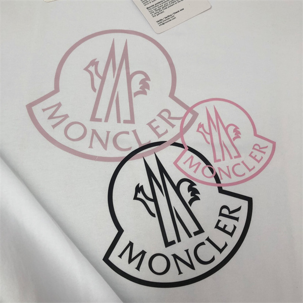 ホワイト 半袖Tシャツ MONCLER ハートロゴプリント モンクレール コピー 袖ワッペン クルーネック ピンクブラック グラフィック