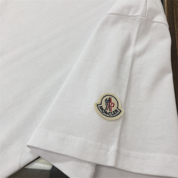 ホワイト 半袖Tシャツ MONCLER ハートロゴプリント モンクレール コピー 袖ワッペン クルーネック ピンクブラック グラフィック