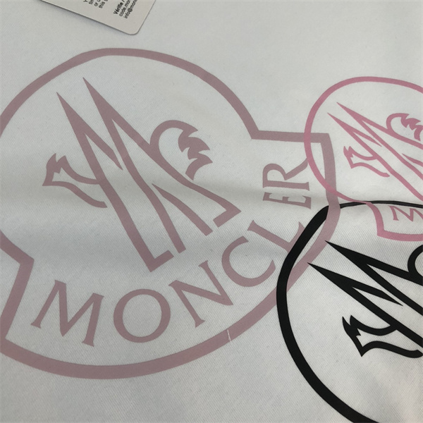 ホワイト 半袖Tシャツ MONCLER ハートロゴプリント モンクレール コピー 袖ワッペン クルーネック ピンクブラック グラフィック