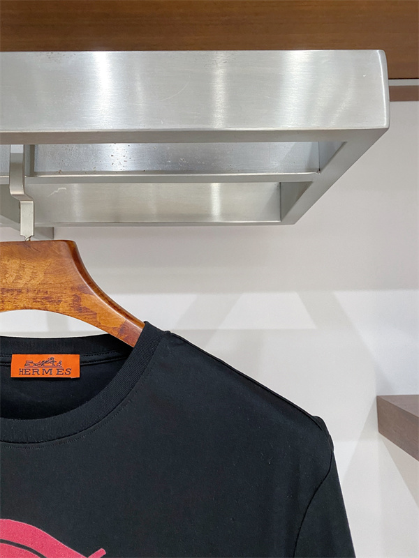 ブラック 半袖Tシャツ HERMES ドラゴンプリント エルメス コピー レッドグラフィック クルーネック フロントデザイン