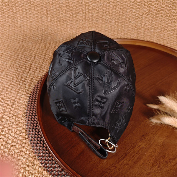 ブラウン エンボスキャップ Louis Vuitton モノグラム総柄 ルイヴィトン コピー 光沢レザー調 カーブブリム ベースボールキャップ