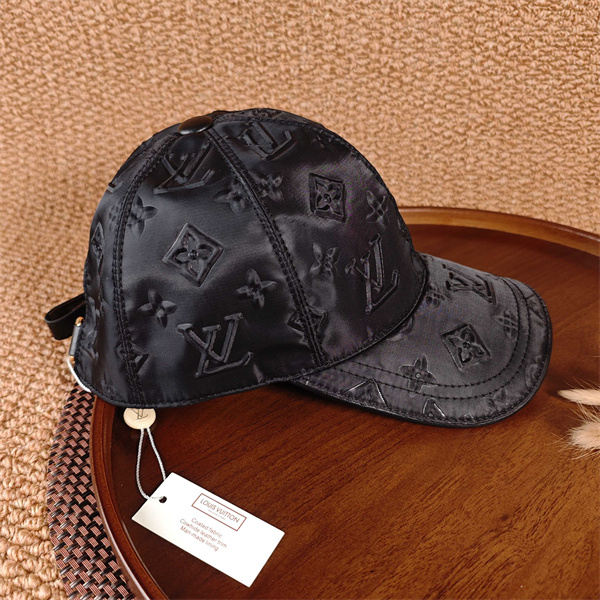 ブラウン エンボスキャップ Louis Vuitton モノグラム総柄 ルイヴィトン コピー 光沢レザー調 カーブブリム ベースボールキャップ