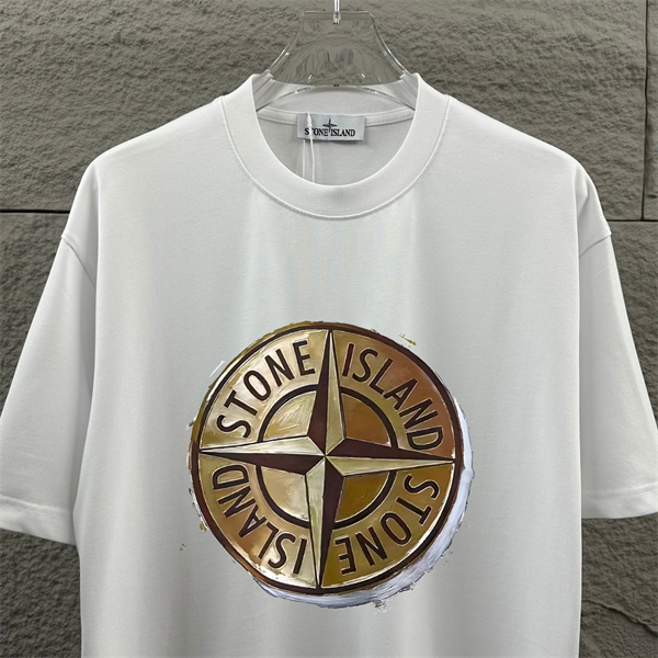 ブラック 半袖Tシャツ Stone Island ホースモチーフ ストーンアイランド コピー 馬具プリント クルーネック フロントグラフィック