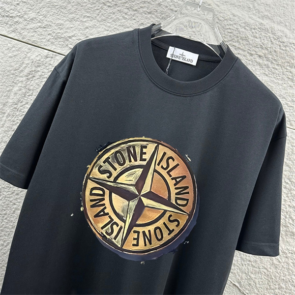 ブラック 半袖Tシャツ Stone Island ホースモチーフ ストーンアイランド コピー 馬具プリント クルーネック フロントグラフィック