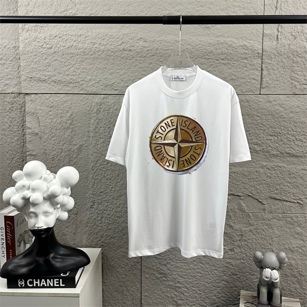 ブラック 半袖Tシャツ Stone Island ホースモチーフ ストーンアイランド コピー 馬具プリント クルーネック フロントグラフィック