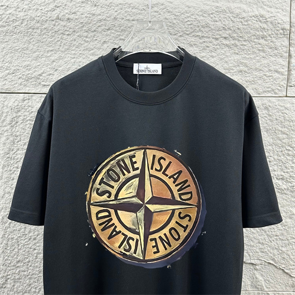 ブラック 半袖Tシャツ Stone Island ホースモチーフ ストーンアイランド コピー 馬具プリント クルーネック フロントグラフィック