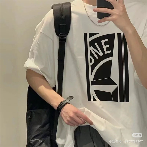 ブラック 半袖Tシャツ Stone Island フロントグラフィック ストーンアイランド コピー ホワイトプリント クルーネック ロゴデザイン