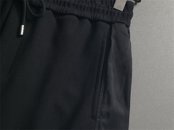 イボリー ショートパンツ PRADA サイドトライアングルロゴ プラダ コピー ドローコード付き リラックスシルエット