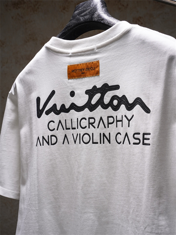  ホワイト 半袖Tシャツ Louis Vuitton バックロゴプリント ルイヴィトン コピー カリグラフィ文字 クルーネック シンプルフロント