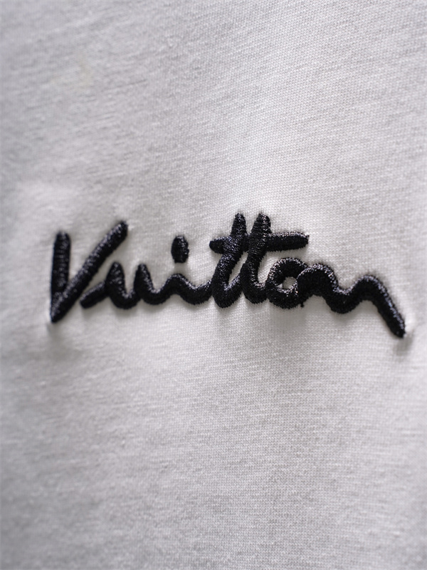  ホワイト 半袖Tシャツ Louis Vuitton バックロゴプリント ルイヴィトン コピー カリグラフィ文字 クルーネック シンプルフロント