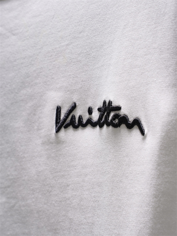  ホワイト 半袖Tシャツ Louis Vuitton バックロゴプリント ルイヴィトン コピー カリグラフィ文字 クルーネック シンプルフロント