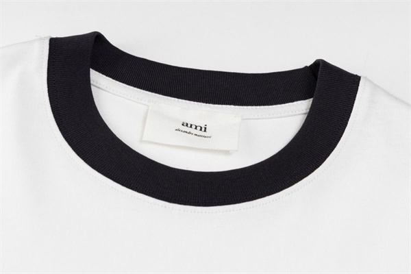 ホワイト リンガーTシャツ AMI PARIS 胸元ロゴ アミパリス コピー ブラックリブ 半袖 クルーネック