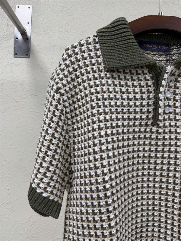 カーキ ニットポロシャツ Louis Vuitton モノグラム編み柄 ルイヴィトン スーパーコピー リブ襟 半袖 ボタン付きデザイン