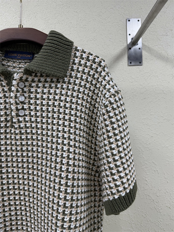 カーキ ニットポロシャツ Louis Vuitton モノグラム編み柄 ルイヴィトン スーパーコピー リブ襟 半袖 ボタン付きデザイン