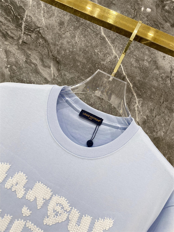 ライトブルー 半袖Tシャツ Louis Vuitton フロント英字ロゴ ルイヴィトン コピー ふわふわ文字プリント クルーネック