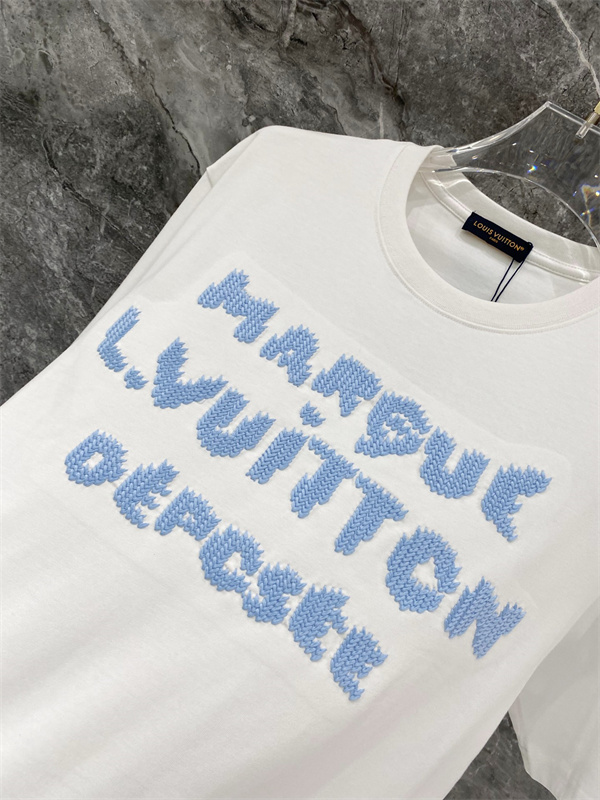 ライトブルー 半袖Tシャツ Louis Vuitton フロント英字ロゴ ルイヴィトン コピー ふわふわ文字プリント クルーネック