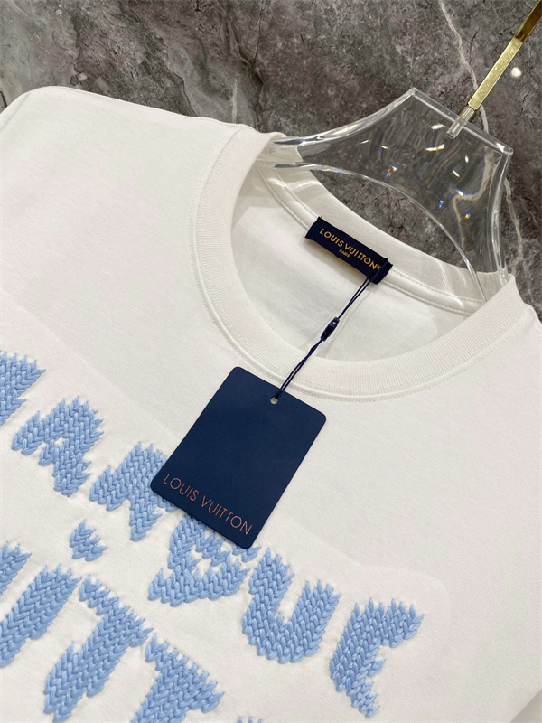 ライトブルー 半袖Tシャツ Louis Vuitton フロント英字ロゴ ルイヴィトン コピー ふわふわ文字プリント クルーネック