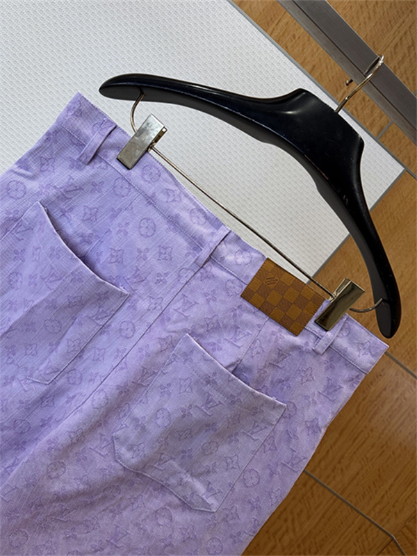 ラベンダー ミニスカート Louis Vuitton モノグラム柄 ルイヴィトン コピー 台形シルエット フロントボタン 上品カジュアル  商品紹介