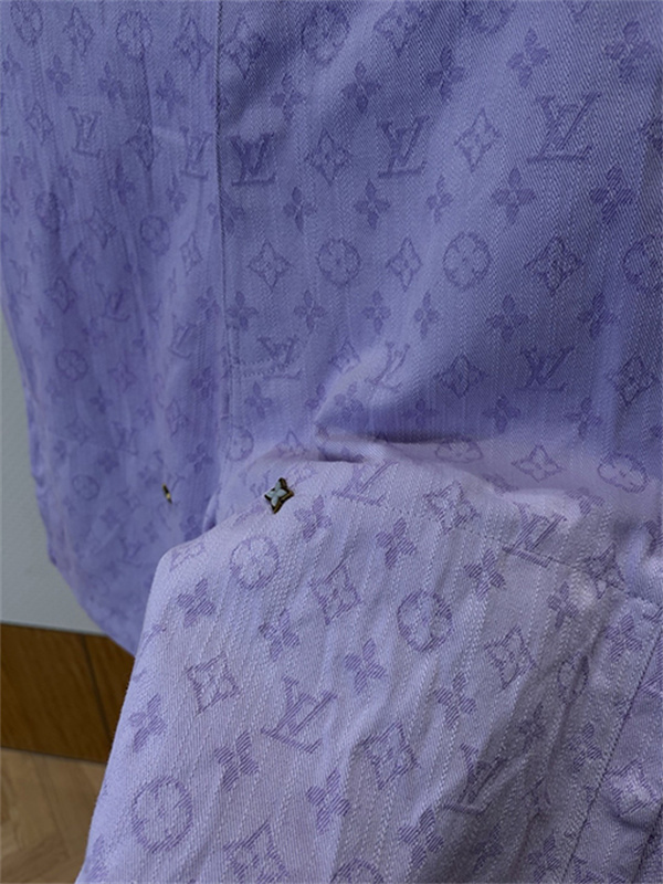 ラベンダー ミニスカート Louis Vuitton モノグラム柄 ルイヴィトン コピー 台形シルエット フロントボタン 上品カジュアル  商品紹介