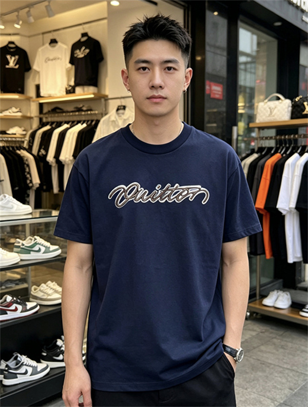  ネイビー 半袖Tシャツ Louis Vuitton 立体Vuittonロゴ ルイヴィトン コピー 光沢刺繍風 クルーネック メンズカジュアルトップス