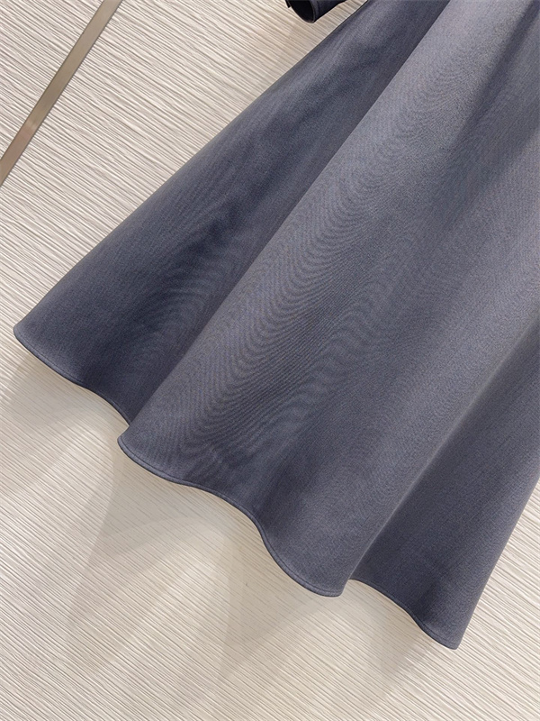 チャコールグレー 長袖シャツワンピース PRADA ベルト付き プラダ コピー 三角ロゴ フロントボタン Aラインシルエット