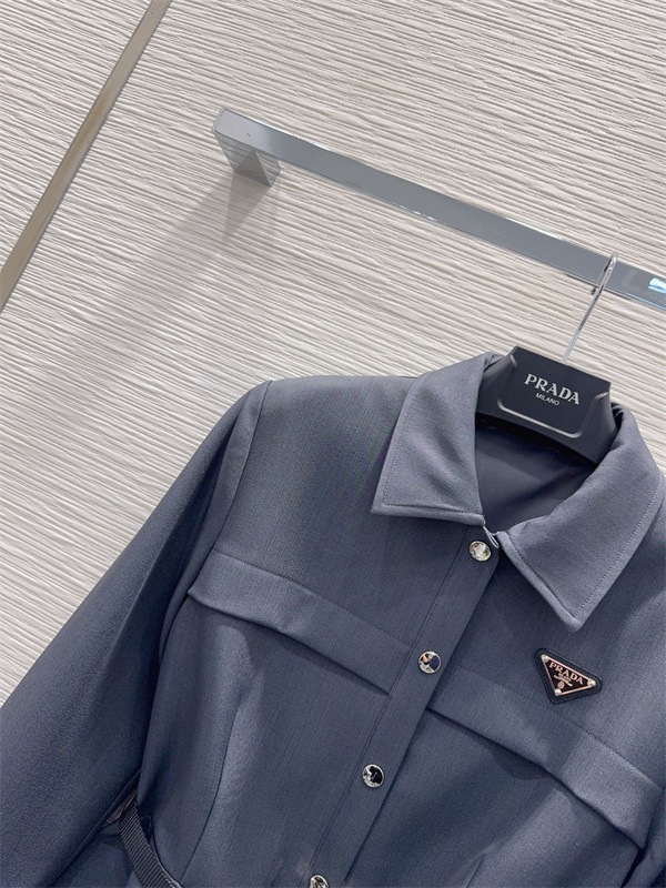 チャコールグレー 長袖シャツワンピース PRADA ベルト付き プラダ コピー 三角ロゴ フロントボタン Aラインシルエット