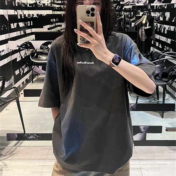 チャコールブラック 半袖Tシャツ Acne Studios 胸元ミニロゴ アクネストゥディオズ コピー クルーネック ゆったりシルエット