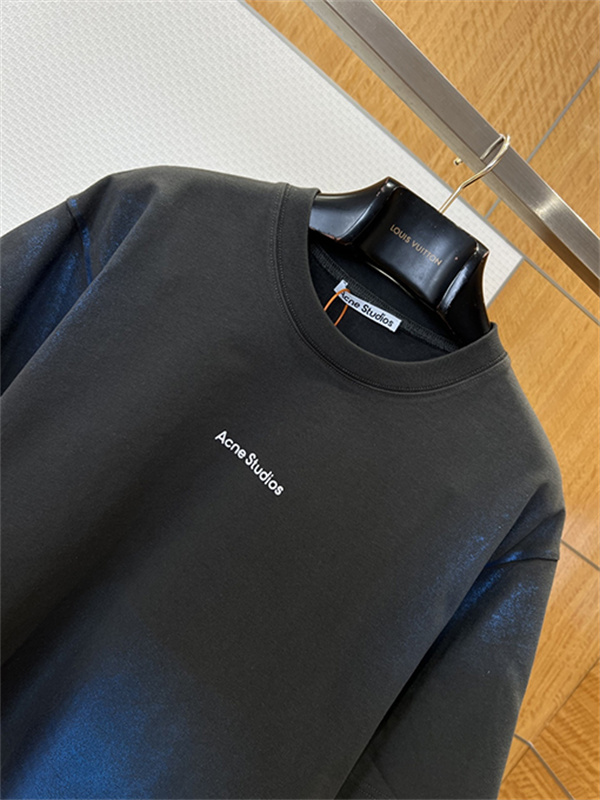 チャコールブラック 半袖Tシャツ Acne Studios 胸元ミニロゴ アクネストゥディオズ コピー クルーネック ゆったりシルエット