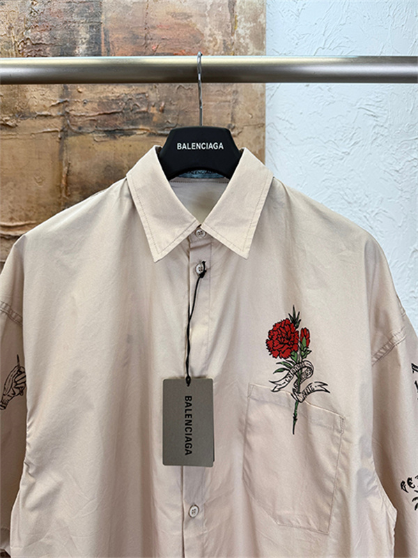 ベージュ 半袖シャツ BALENCIAGA ローズ刺繍 バレンシアガ コピー 胸ポケット付き ボタンフロント ゆったりシルエット