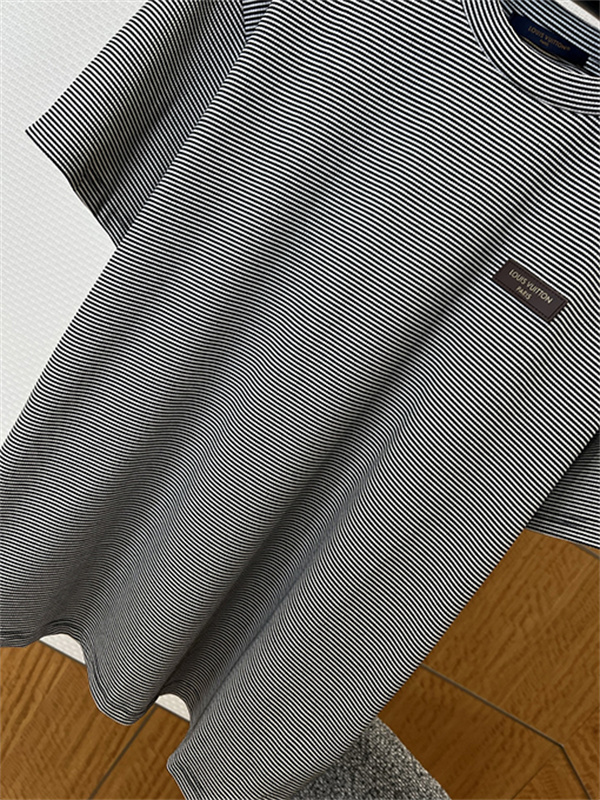 グレー 細ボーダー半袖Tシャツ Louis Vuitton ルイヴィトン コピー 胸元パッチロゴ クルーネック ゆったりシルエット