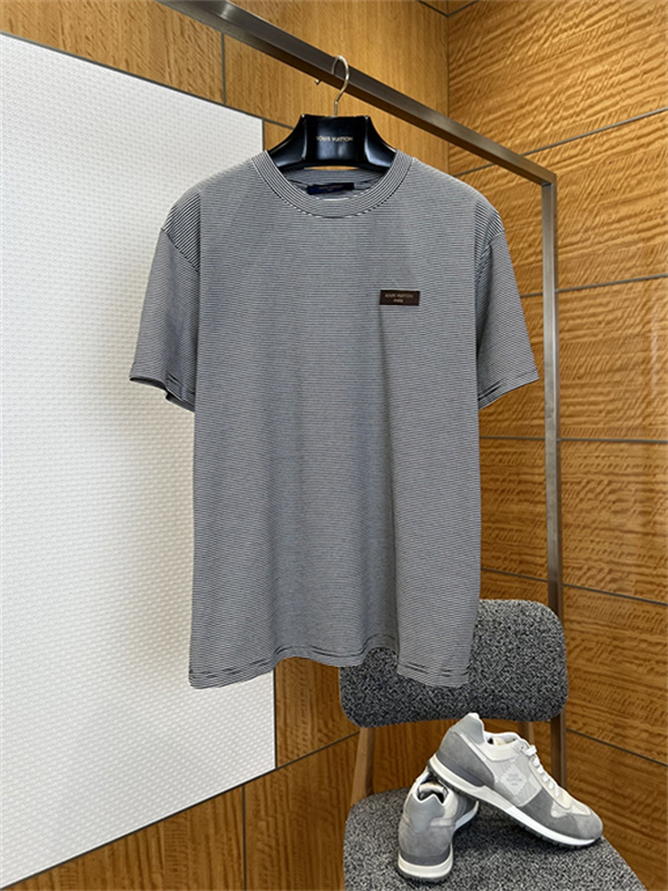  グレー 細ボーダー半袖Tシャツ Louis Vuitton ルイヴィトン コピー 胸元パッチロゴ クルーネック ゆったりシルエット